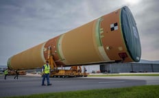 Llega a Florida la etapa central del cohete SLS para Artemis III; NASA acelera preparativos para la misión lunar