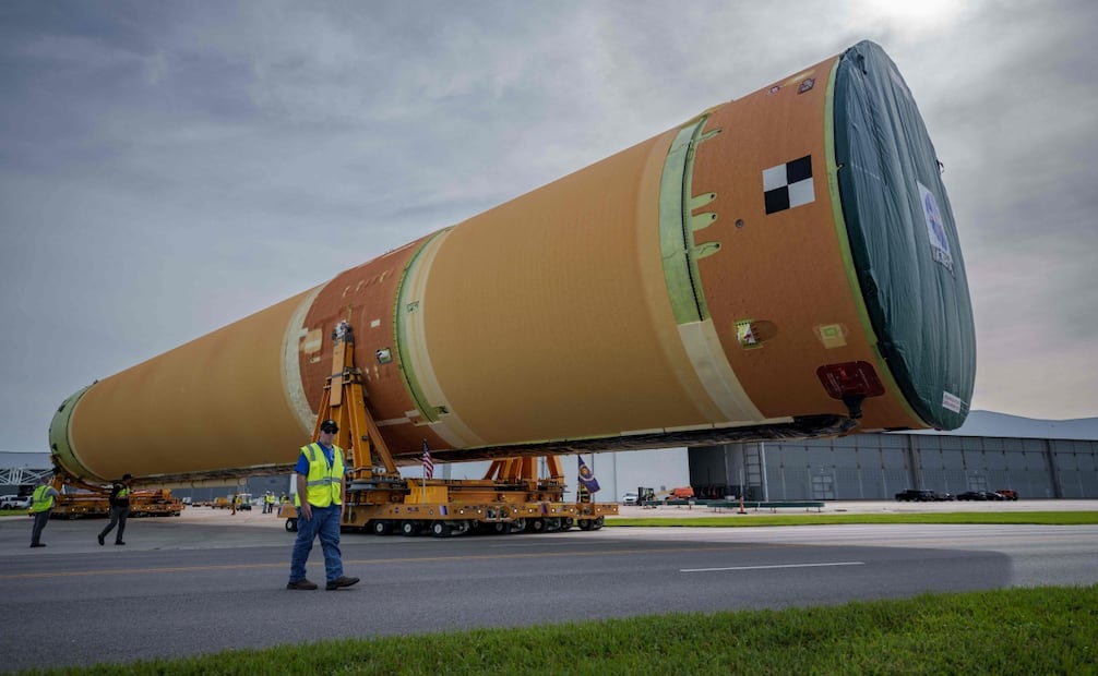 Personal de la NASA traslada la etapa central del cohete SLS para la misión Artemis III. Foto: AFP.