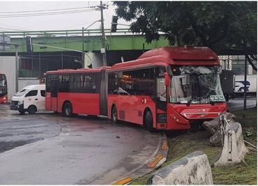 Choca Metrobús de la Línea 2 en Calzada I. Zaragoza y Canal de San Juan