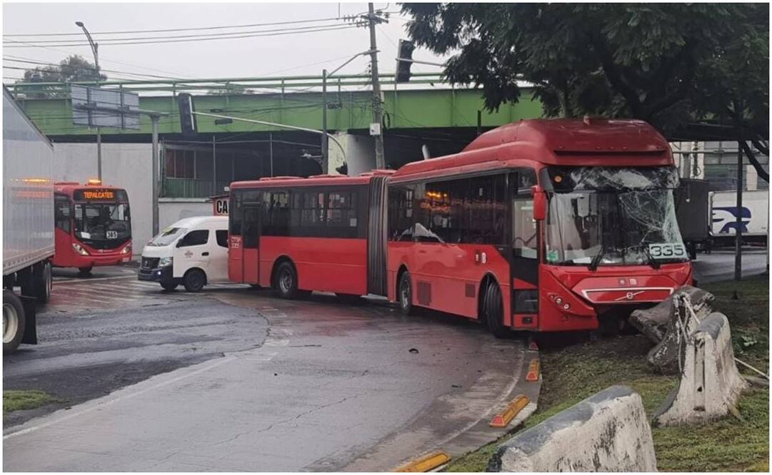 Choca Metrobús en Canal de San Juan. Foto: Especial
