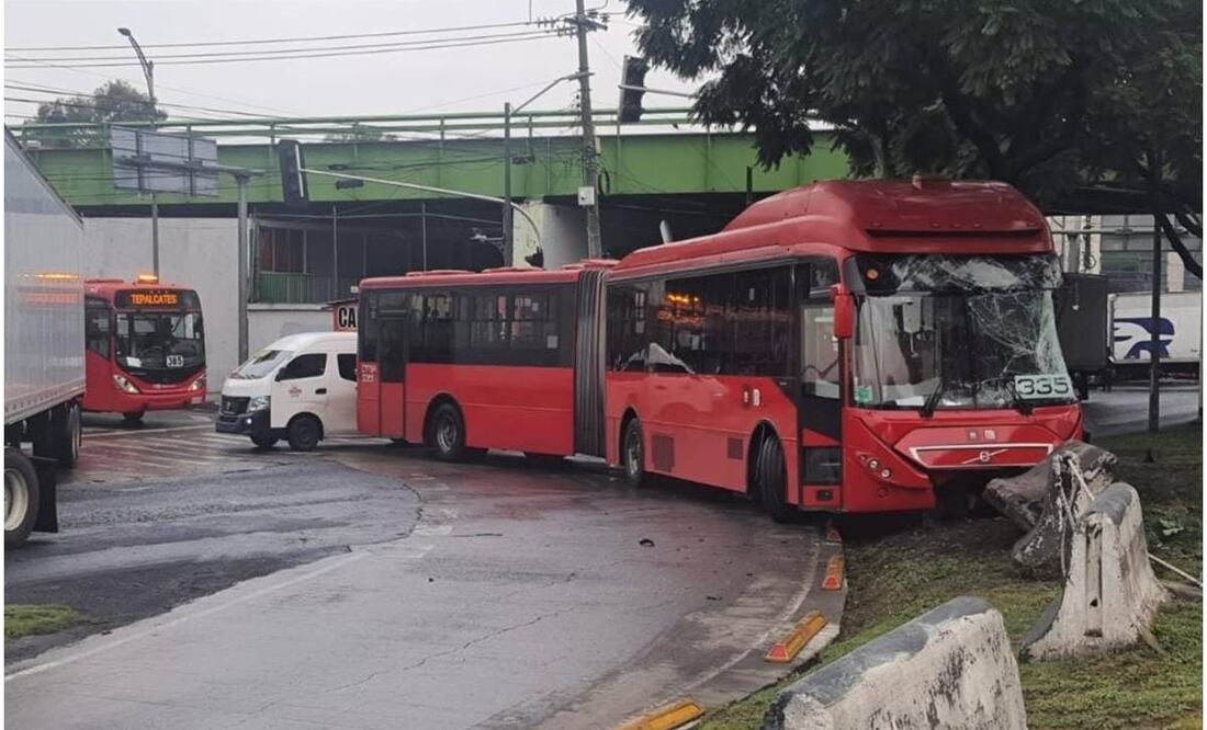 Choca Metrobús en Canal de San Juan. Foto: Especial
