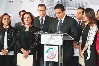 Senadoras del PAN arropan a legislador del chat sexual