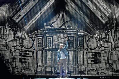 Bieber cumple su propósito: canta, baila y vuela