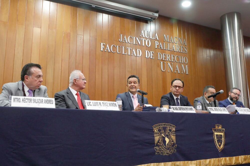 Durante un foro realizado en la UNAM, expertos en Derecho consideraron que la Constitución, debe ser estudiada desde el texto mismo ante la gran cantidad de reformas que ha tenido para ser mejorada (LUIS CORTES. ELUNIVERSAL)