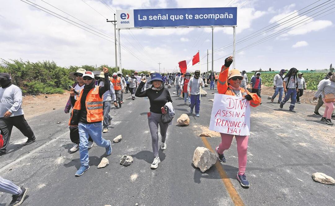 Simpatizantes del exmandatario Pedro Castillo se manifestaron para pedir la salida de la presidenta Dina Boluarte, en el distrito de La Joya, en Arequipa. Foto: José Sotomayor Jiménez/EFE