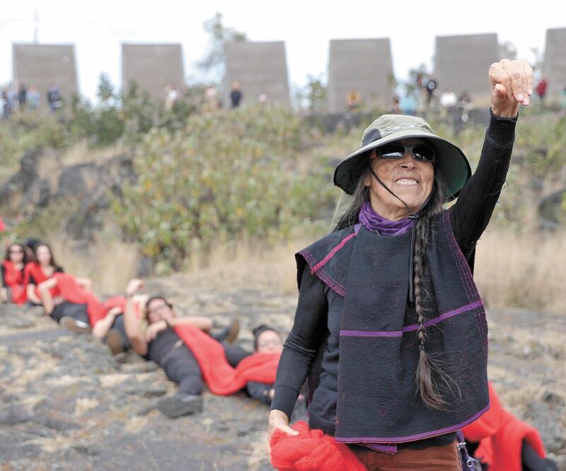 Cecilia Vicuña entreteje a los participantes con lana roja en el centro del Espacio Escultórico de la UNAM. Fotos: IVÁN STEPHENS. EL UNIVERSAL