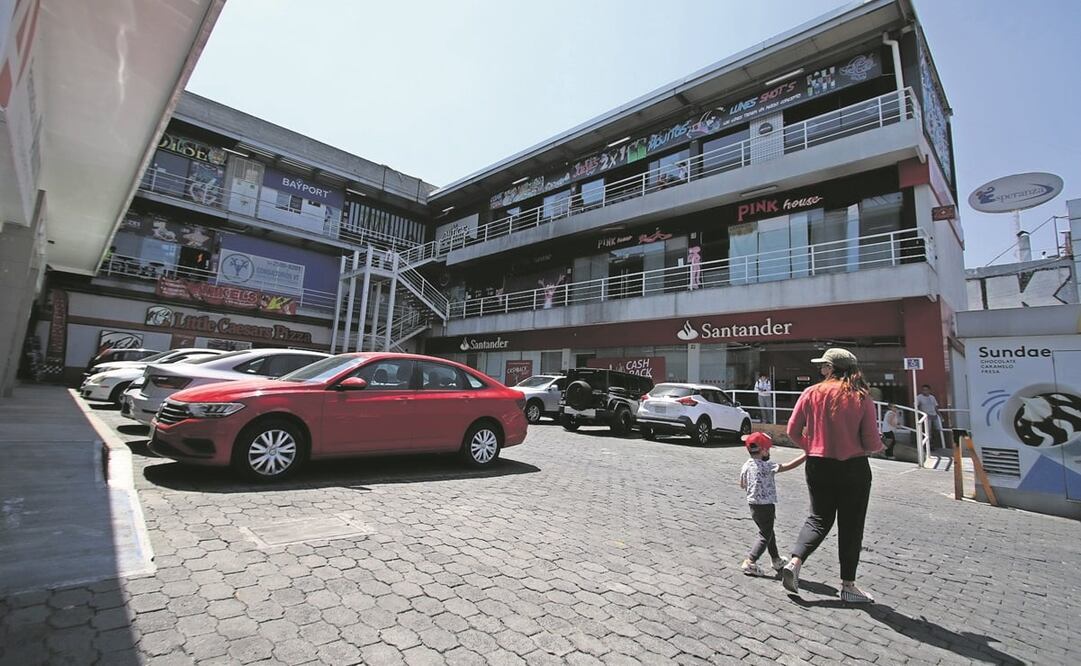 Pese al caos en el estacionamiento que se muestra en un video que circula en redes, la plaza no cuenta con vigilancia alguna, no hay patrullas y el espacio sigue operando normalmente. Foto: Carlos Mejía