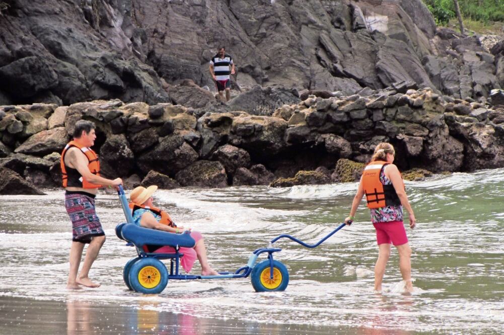 En la playa se pueden rentar vehículos anfibios para que las personas con discapacidad puedan ingresar a la playa con toda seguridad, aunque para rentarlos hay que subir por ellos hasta la entrada del pueblo (RAÚL TORRES)