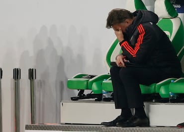 Ex futbolistas critican a Van Gaal por fracaso en Champions