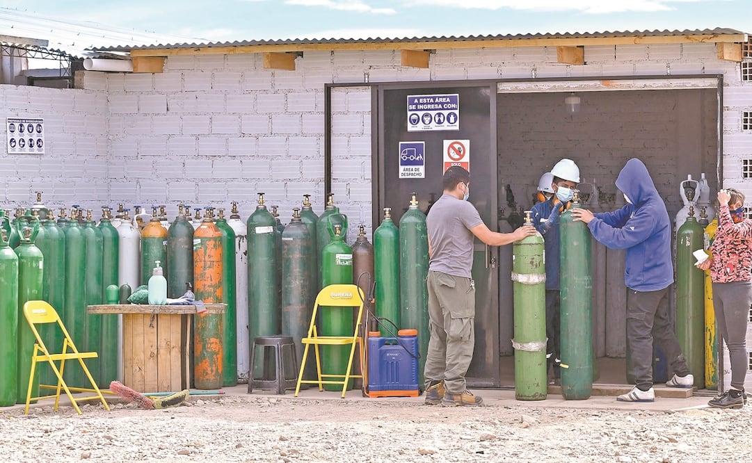 Empleados de la planta de Oxígeno Médico Valle Alto en el municipio de Arbieto, cerca de Cochabamba. Foto: Aizar Raldes. AFP