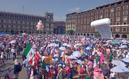 Asistentes a la "Marea Rosa" invaden plantón de la CNTE en el Zócalo capitalino
