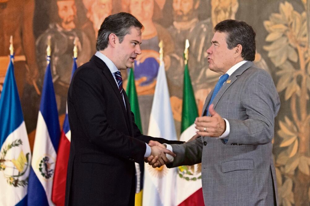 El secretario de Educación Pública, Aurelio Nuño, y el presidente del Sindicato Nacional de Trabajadores de la Educación, Juan Díaz de la Torre, durante la discusión del nuevo modelo educativo (CUARTOSCURO)