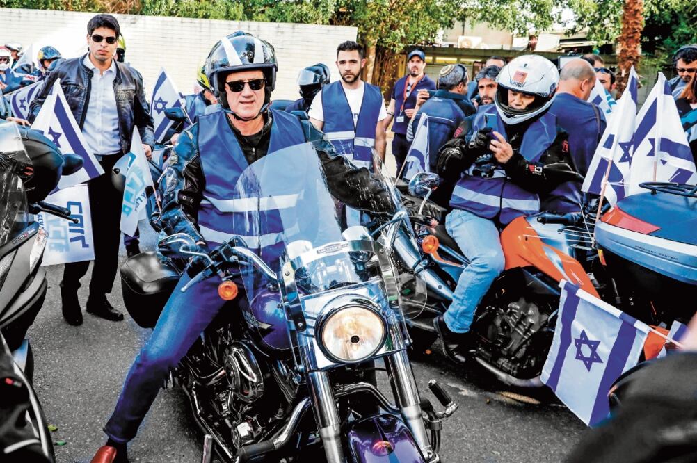 Opositor. El general israelí Benny Gantz montado en una moto mientras conduce a una caravana, en Tel Aviv (JACK GUEZ. AFP)