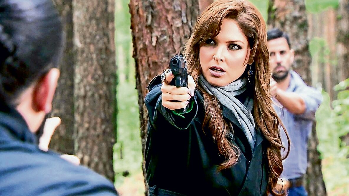 Señora Acero. La serie, que se transmite por Televisa a la media noche, aborda la historia de una mujer que descubre que su marido, a quien asesina un narcotraficante, no era lo que parecía y emprende una lucha contra sus enemigos (NETFLIX)