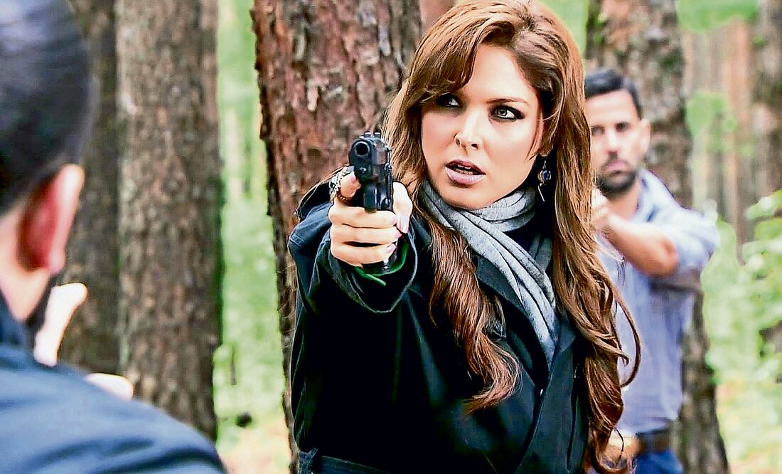 Señora Acero. La serie, que se transmite por Televisa a la media noche, aborda la historia de una mujer que descubre que su marido, a quien asesina un narcotraficante, no era lo que parecía y emprende una lucha contra sus enemigos (NETFLIX)