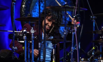 Elohim Corona se une a Fobia en el Vive Latino; se gana la ovación del público 