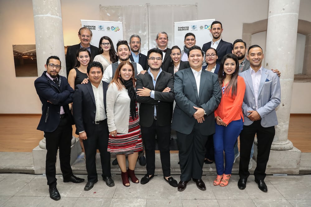 El secretario de Turismo del estado de Durango, Víctor Hugo Castañeda, y los participantes del Concurso Nacional de Oratoria y Debate Público EL UNIVERSAL 2017 con Enrique Bustamante, director de la Fundacion Ealy Ortiz AC. (Foto: German Espinosa)