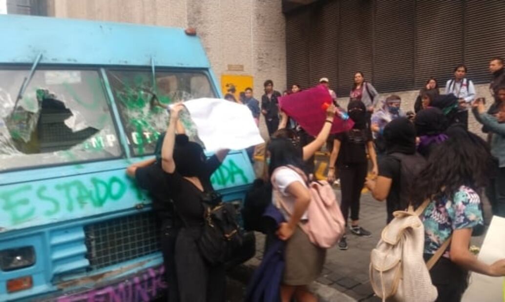 Feministas pasan lista de víctimas en marcha contra feminicidio de Ingrid Escamilla
