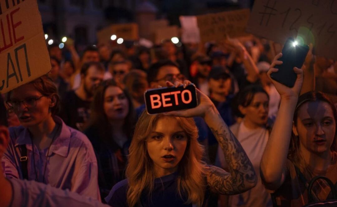 Una mujer sostiene un cartel con un cartel que pone “Veto” durante una protesta contra una ley de regulación de instituciones anticorrupción en Kiev, Ucrania, el martes 22 de julio de 2025. Foto: AP