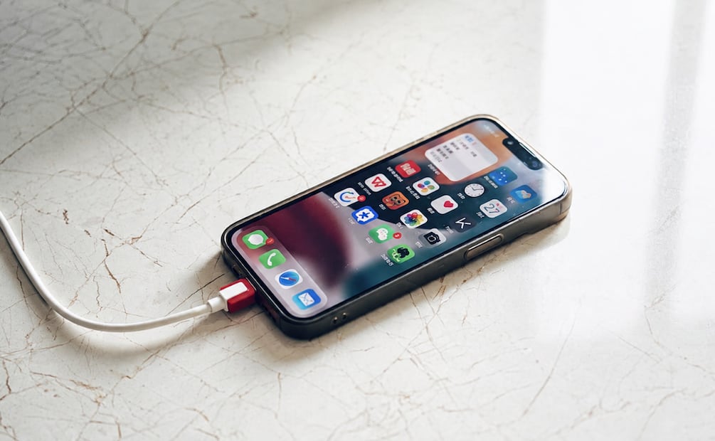 Optimizar la batería de tu iPhone ayudará a mantener tu dispositivo en buen estado. Foto: Unsplash