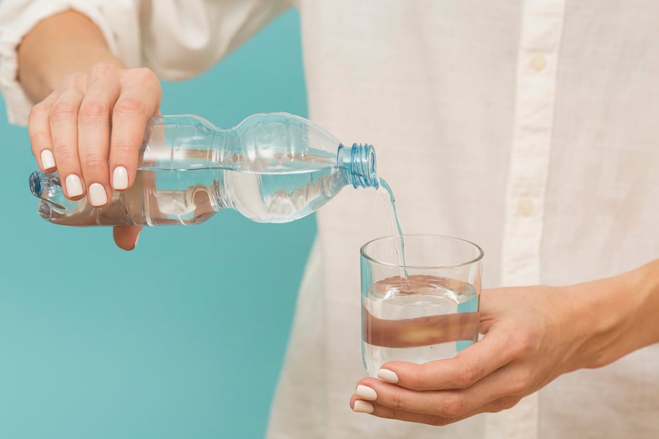 El agua mineral sin azúcar también es apta para hidratar. Foto: Freepik