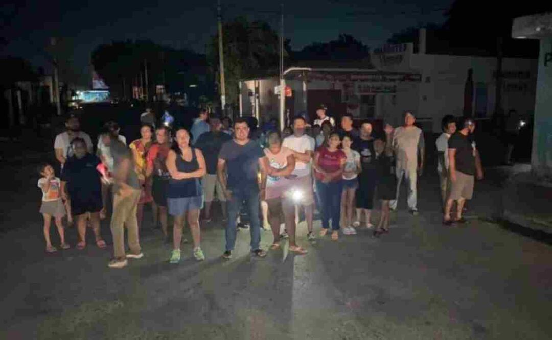 Cierre de calles y bloqueos en colonias de Mérida ante falla en el suministro eléctrico. Foto Especial.