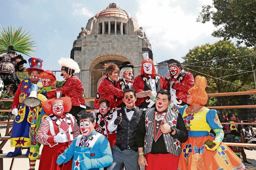 Los payasitos protestaron en el circuito del Monumento a la Revolución en la capital del país (FERNANDO RAMÍREZ. EL UNIVERSAL)