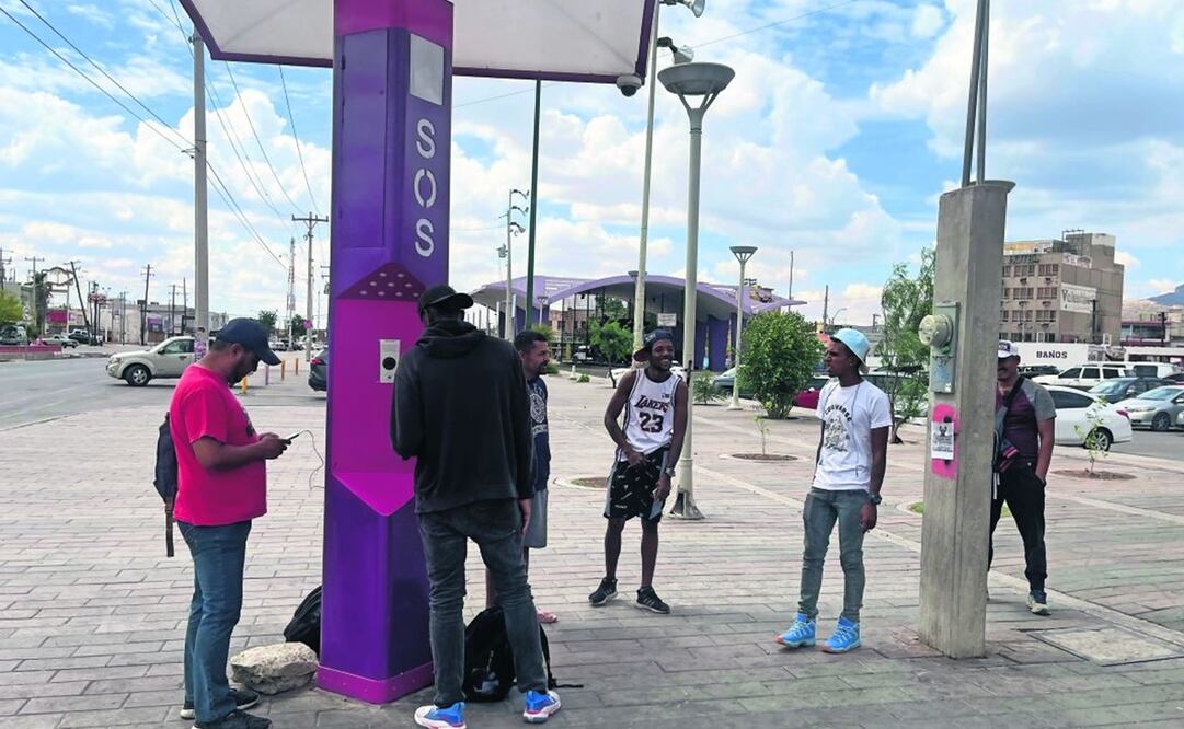 Migrantes cargan sus celulares en los botones de pánico para poder conectarse a la aplicación CBP One, Foto: Paola Gamboa / EL UNIVERSAL