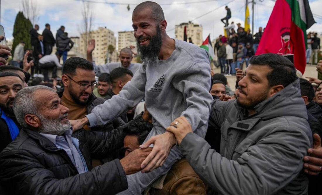 Prisioneros palestinos son recibidos por una multitud tras ser liberados de una prisión israelí luego de un acuerdo de cese del fuego con Israel, el sábado 25 de enero de 2025, en la ciudad cisjordana de Ramala. Foto: AP
