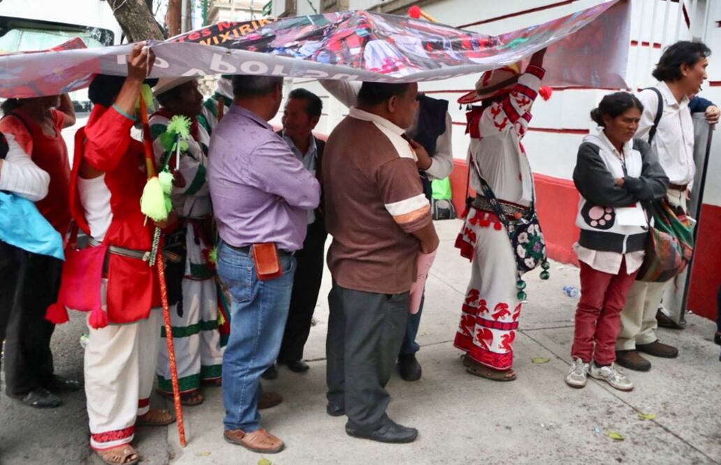 Ciudadanos acuden a la casa de transición de López Obrador a realizar peticiones de justicia. Foto: Archivo/EL UNIVERSAL