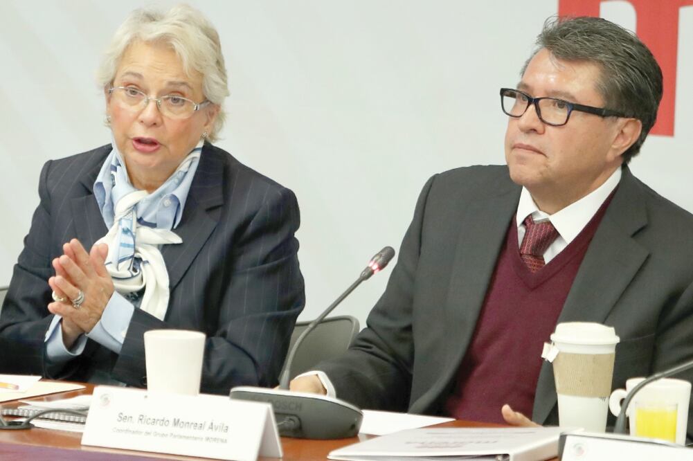 Olga Sánchez, secretaria de Gobernación, y Ricardo Monreal ayer en la inauguración de la reunión plenaria de Morena en el Senado de la República. Foto: ARIEL OJEDA. EL UNIVERSAL