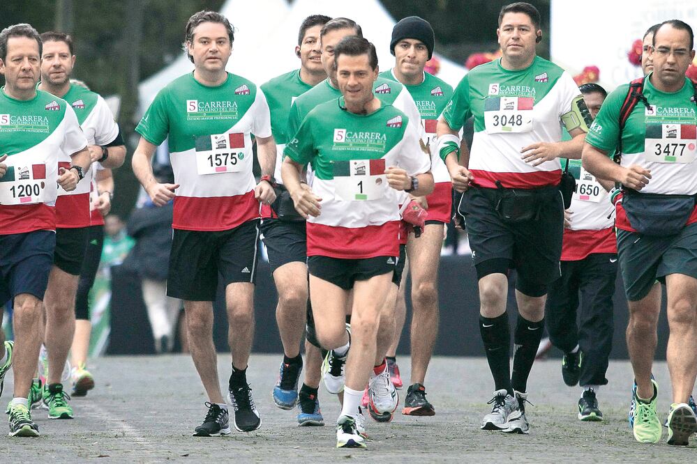 Tras participar en la quinta carrera Molino del Rey, el presidente Enrique Peña Nieto destacó que, frente a complicados entornos financieros, “México es de los que han salido mejor librados” (ALEJANDRO ACOSTA. EL UNIVERSAL)