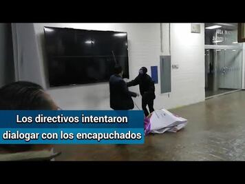 Encapuchados intentan cerrar Facultad de Derecho por la fuerza