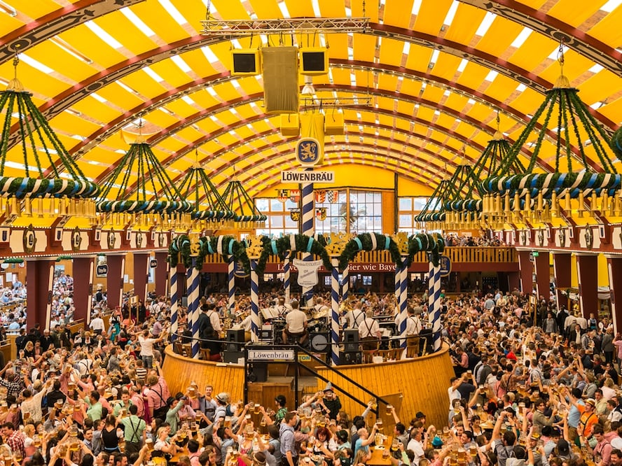 El "Maβ" es la jarra gigante de un litro donde se sirve la cerveza en el Oktoberfest. (Foto: Istock)