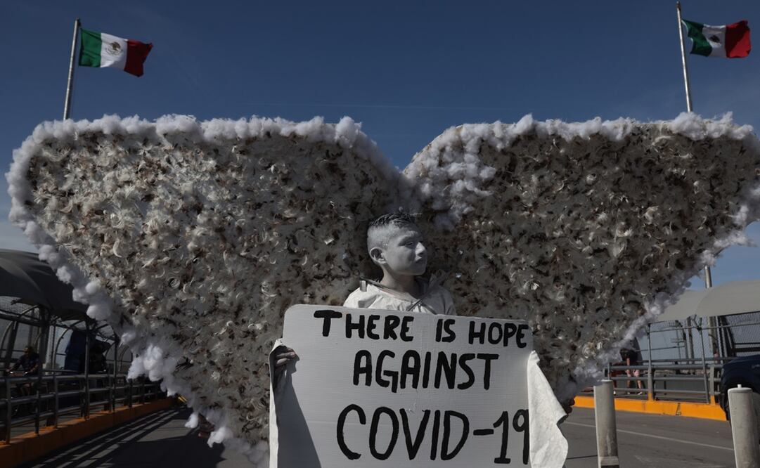 Performance en el cruce fronterizo de Ciudad Juárez, El Paso, alusivo a la epidemia de Covid-19. Foto: Xinhua/David Peinado