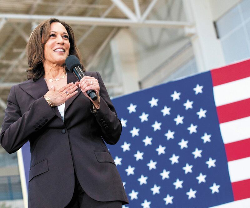 Kamala Harris, senadora por California, durante un mitin en Los Ángeles, el 19 de mayo. Tras abandonar la contienda demócrata, volverá al Senado. ETIENNE LAURENT. EFE