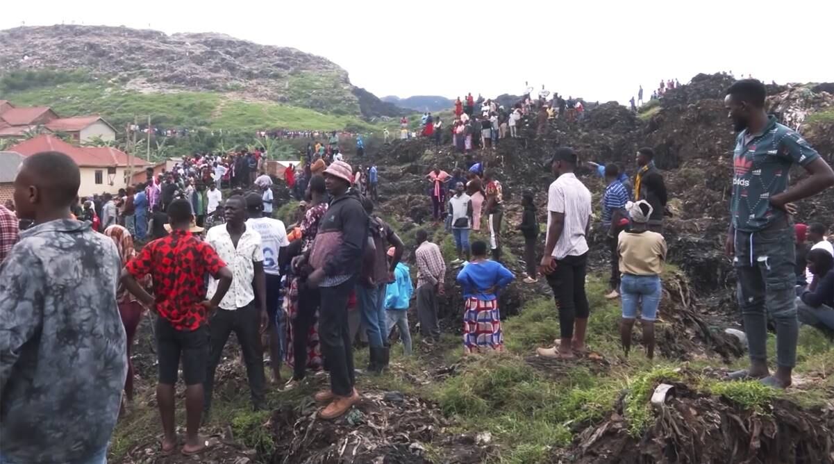Personas reunidas en el lugar de un vertedero derrumbado en Kampala. Foto: AP