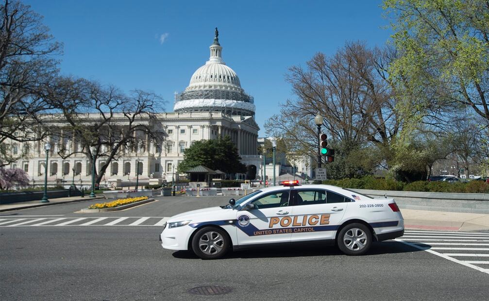 Policía en inmediaciones del Capitolio de Estados Unidos.