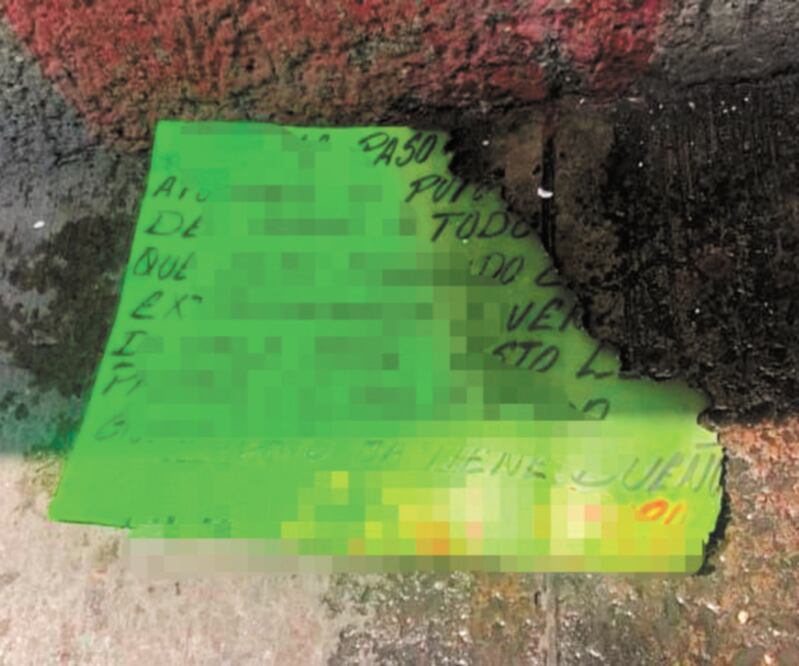 Tras balear a dos hombres en la colonia Villas del Romeral, los agresores dejaron una cartulina con un mensaje de un presunto grupo criminal. Foto: Especial