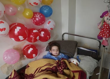 "No sabe que es la única de la familia": niña sobreviviente del sismo en Siria queda huérfana