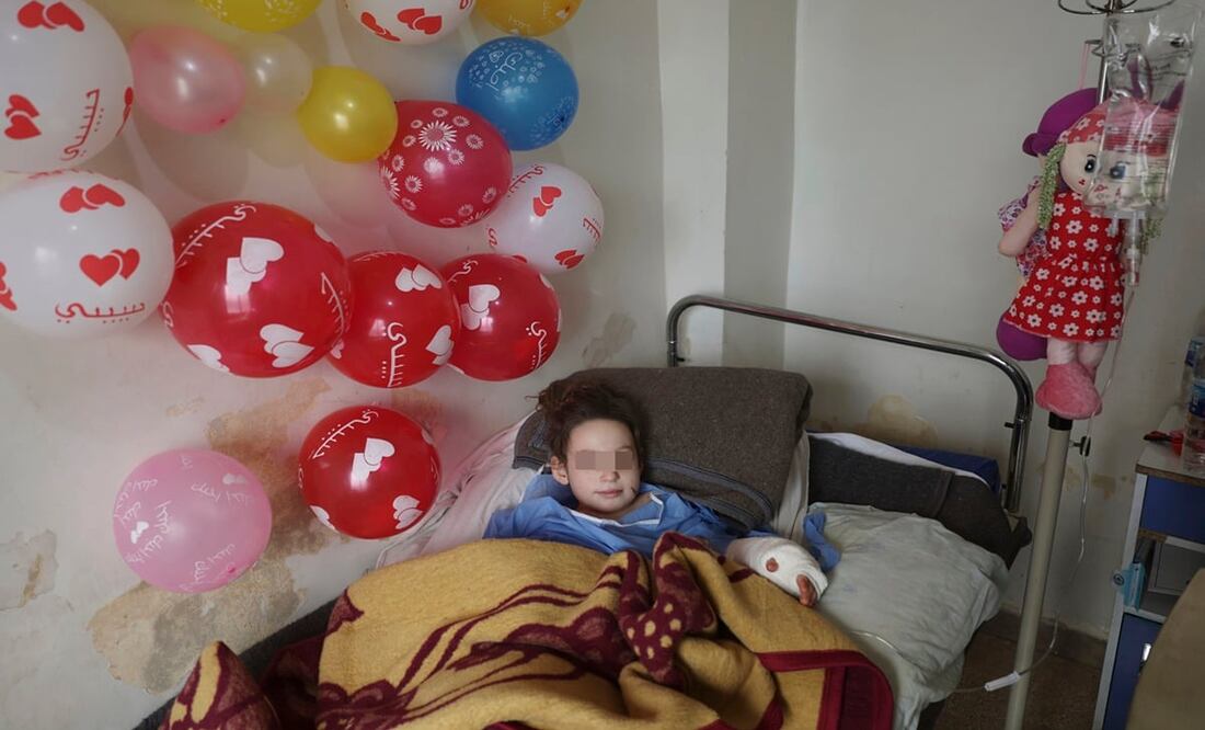 Hanaa Sharif,  fue sacada de debajo de los escombros después de una operación de rescate de 30 horas causada por un terremoto que azotó a Siria y Turquía. Foto: AP