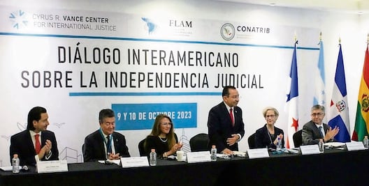 “La división de los tres poderes sienta las bases del orden social”