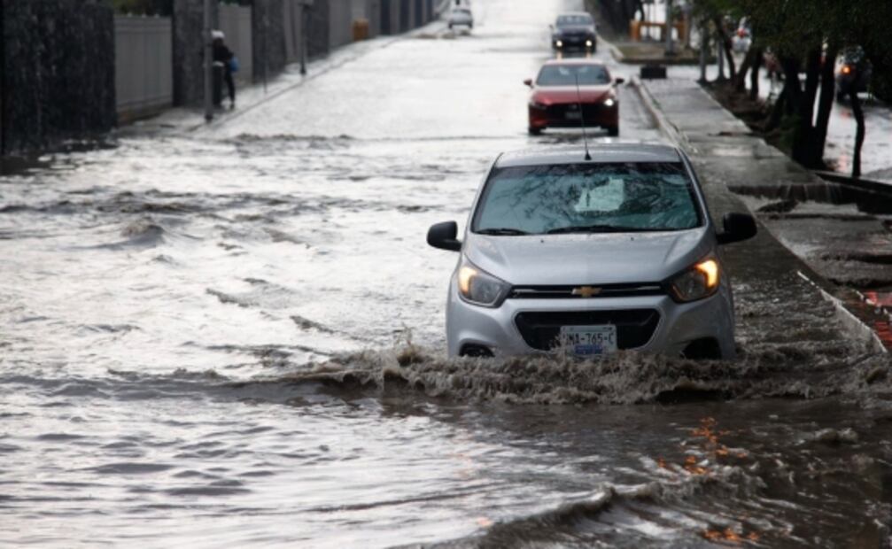 Lluvia deja inundaciones y caída de bardas en Querétaro