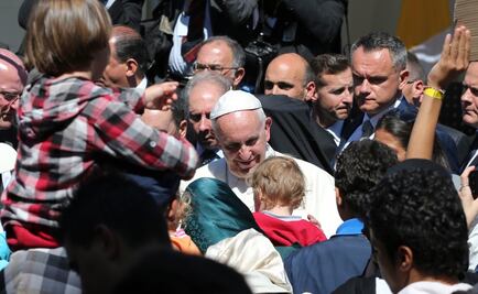 Papa llevará a Roma a 10 refugiados, según medios griegos