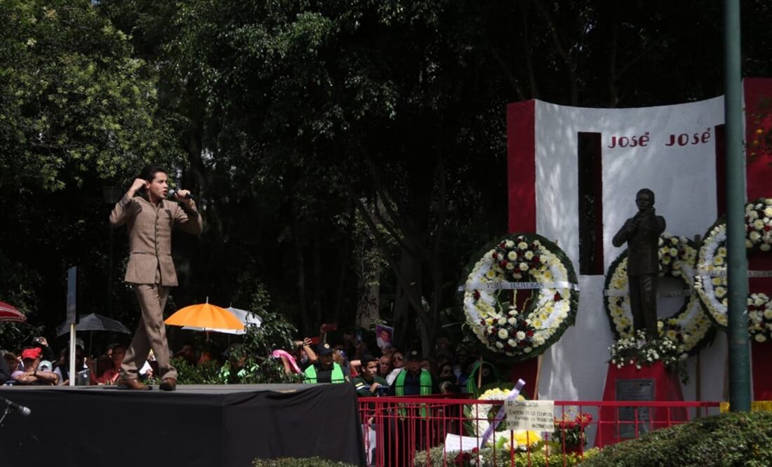 En el Parque de la China la gente no para de cantar.