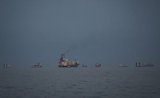 EU autoriza temporalmente la venta de petróleo iraní; intenta frenar el alza del precio de la gasolina 