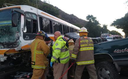 Choque entre autobús y camioneta deja 5 muertos en Ocotlán, Jalisco