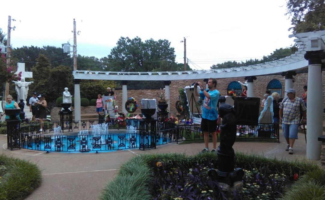 Durante casi cuatro décadas, los seguidores de Elvis Presley han efectuado una procesión solemne en su mansión de Graceland durante la vigilia anual para recordar su muerte.