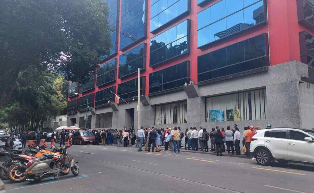 Más de mil empleados fueron desalojados de los 17 pisos que mantiene el inmueble. Foto: Juan Carlos Williams/El Universal