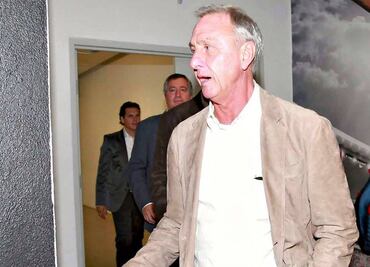 Rinden homenaje a Cruyff previo al Rumanía-España